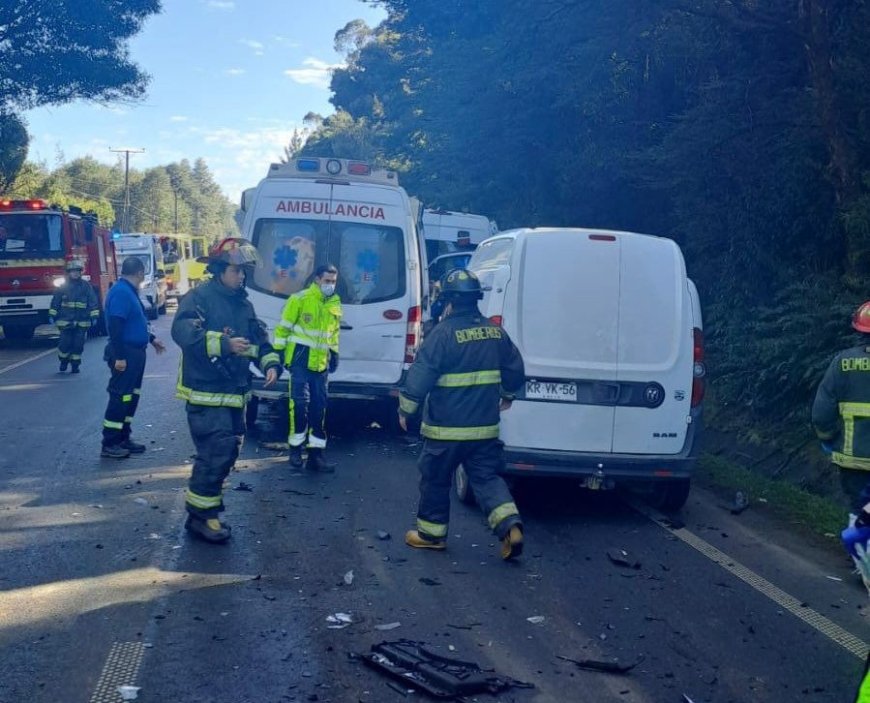 Grave accidente entre dos ambulancias y un furgón en ruta Paillaco-Valdivia