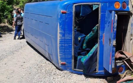 Bus de transporte rural vuelca en ruta de Panguipulli: 15 personas resultan lesionadas