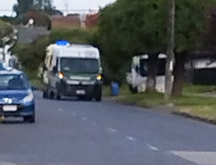 Joven apuñala a persona y huye con cuchillo ensangrentado en calle céntrica de Río Bueno