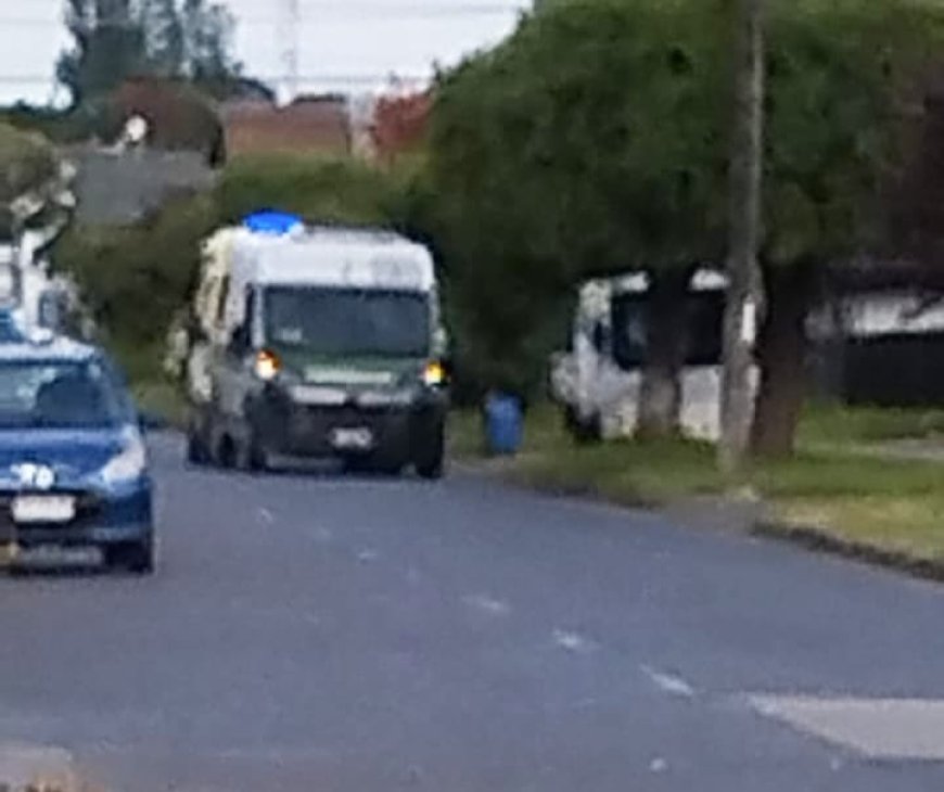 Joven apuñala a persona y huye con cuchillo ensangrentado en calle céntrica de Río Bueno