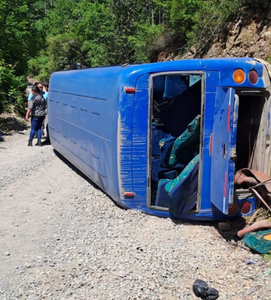 Bus de transporte rural vuelca en ruta de Panguipulli: 15 personas resultan lesionadas