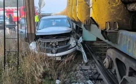 Colisión entre tren de carga y vehículo menor en cruce ferroviario de Los Lagos deja daños materiales y un lesionado leve