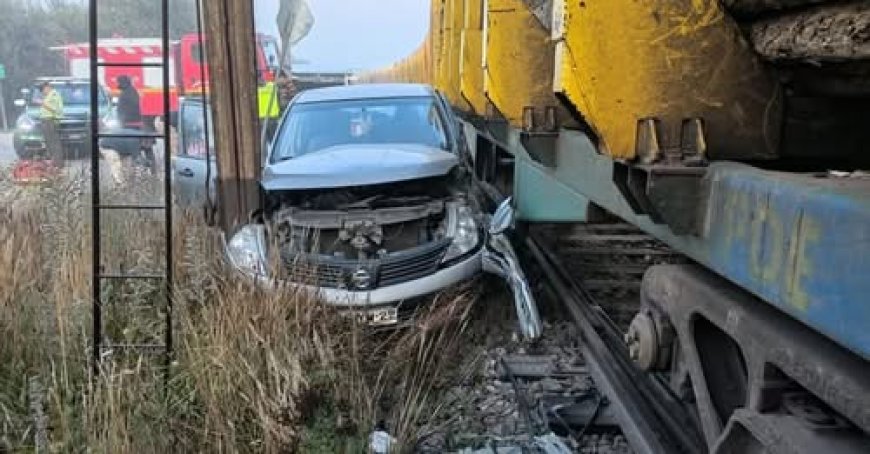 Colisión entre tren de carga y vehículo menor en cruce ferroviario de Los Lagos deja daños materiales y un lesionado leve