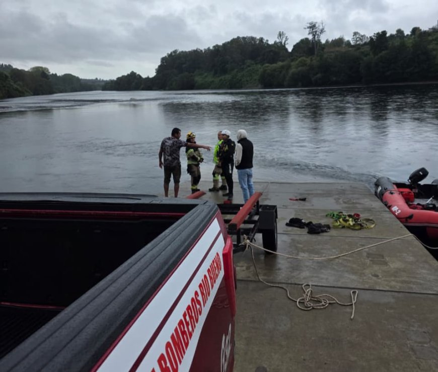 Joven de 22 años cae al río Bueno y es buscado por equipos de emergencia