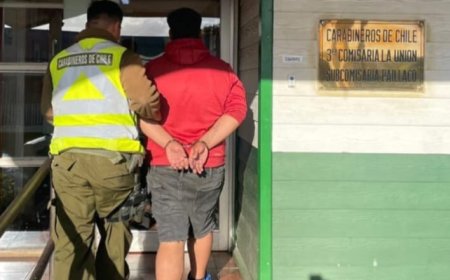 Detienen a sujeto por microtráfico en plena Plaza de Armas de Paillaco: portaba droga, dinero y armas