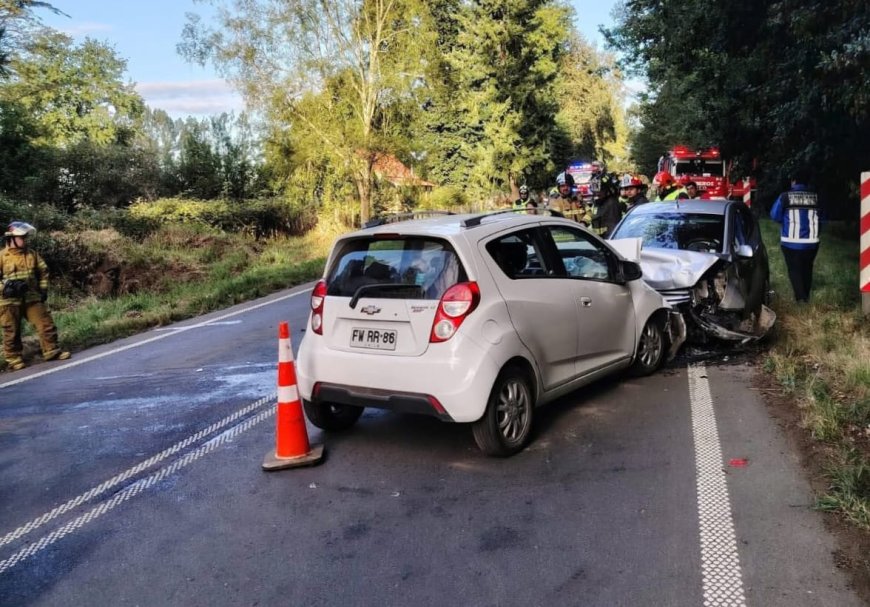 Cinco lesionados deja colisión frontal de alta energía en ruta que une Río Bueno con Crucero