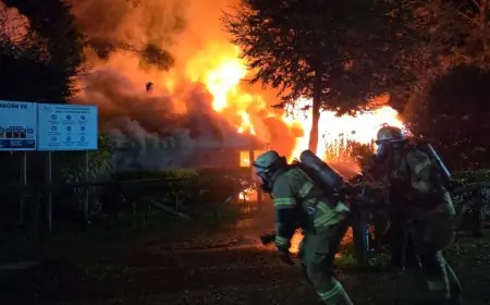Dos bomberos lesionados en incendio que consumió edificio de Agroberries en Río Bueno