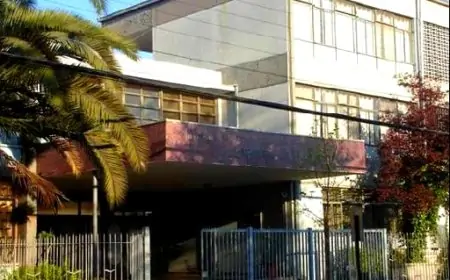 Expulsado del Lastarria y del Aplicación: alumno detenido en liceo Alessandri con bengala y overol blanco