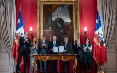 "El primer paso en el camino correcto": Pesidente Kast al firmar proyecto de Reconstrucción Nacional