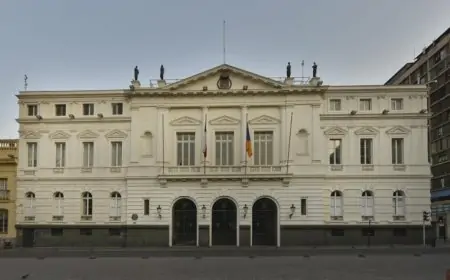 Contraloría veta gift cards a funcionarios de la Municipalidad de Santiago y ordena descontar horas de paro