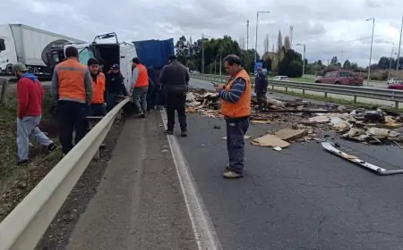 Una persona atrapada al volcar camión en Ruta 5 Sur, comuna de San Pablo