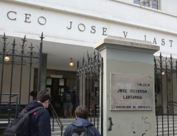 Alcalde de Providencia revela que estudiante detenido en el Lastarria aseguró que "le pagaron" por provocar incidentes