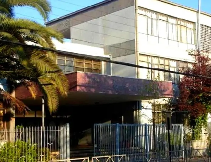 Expulsado del Lastarria y del Aplicación: alumno detenido en liceo Alessandri con bengala y overol blanco