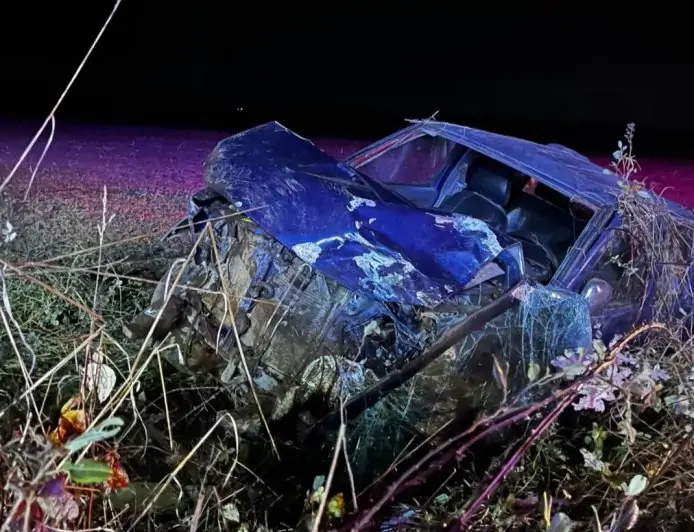 Lesiones de mediana gravedad sin riego vital sufre conductor que volcó en sector San Pedro de Río Bueno