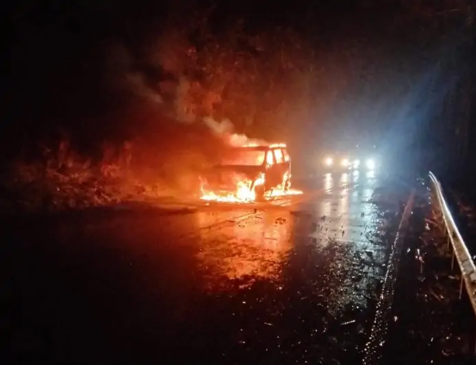 Vehículo se incendia en ruta T-85 a la altura del Puente Futangue: bomberos controla el siniestro sin lesionados