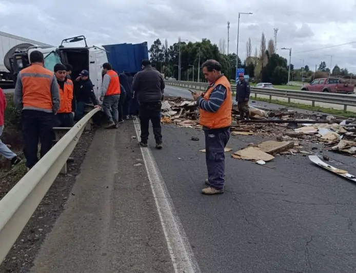 Una persona atrapada al volcar camión en Ruta 5 Sur, comuna de San Pablo