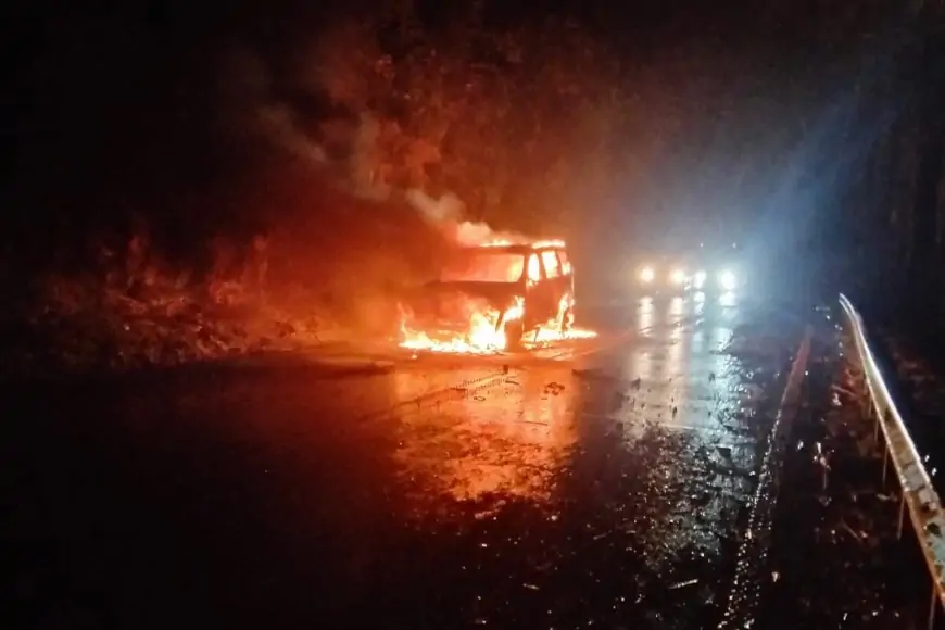Vehículo se incendia en ruta T-85 a la altura del Puente Futangue: bomberos controla el siniestro sin lesionados