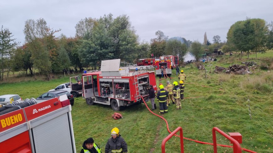 Incendio afecta a vivienda en sector Trafún de Río Bueno