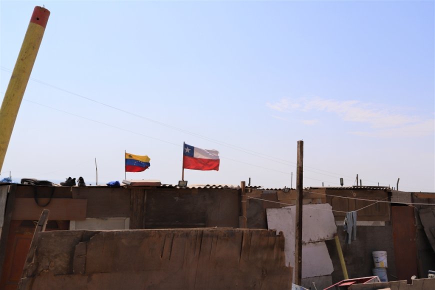 Gobierno anuncia inversión récord y aborda críticas por lentitud en erradicación de campamentos en Chile