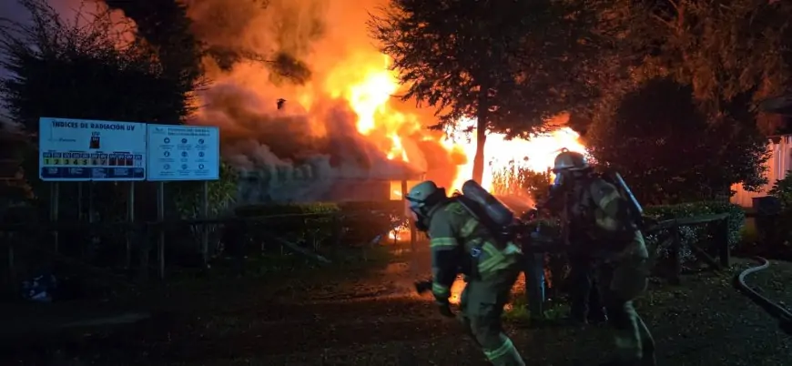 Dos bomberos lesionados en incendio que consumió edificio de Agroberries en Río Bueno