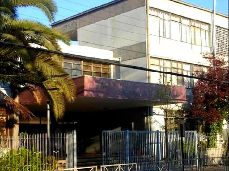 Expulsado del Lastarria y del Aplicación: alumno detenido en liceo Alessandri con bengala y overol blanco