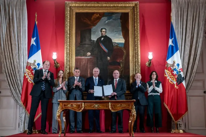 "El primer paso en el camino correcto": Pesidente Kast al firmar proyecto de Reconstrucción Nacional