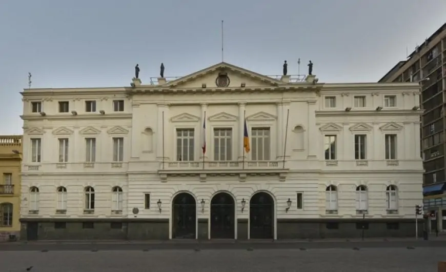 Contraloría veta gift cards a funcionarios de la Municipalidad de Santiago y ordena descontar horas de paro