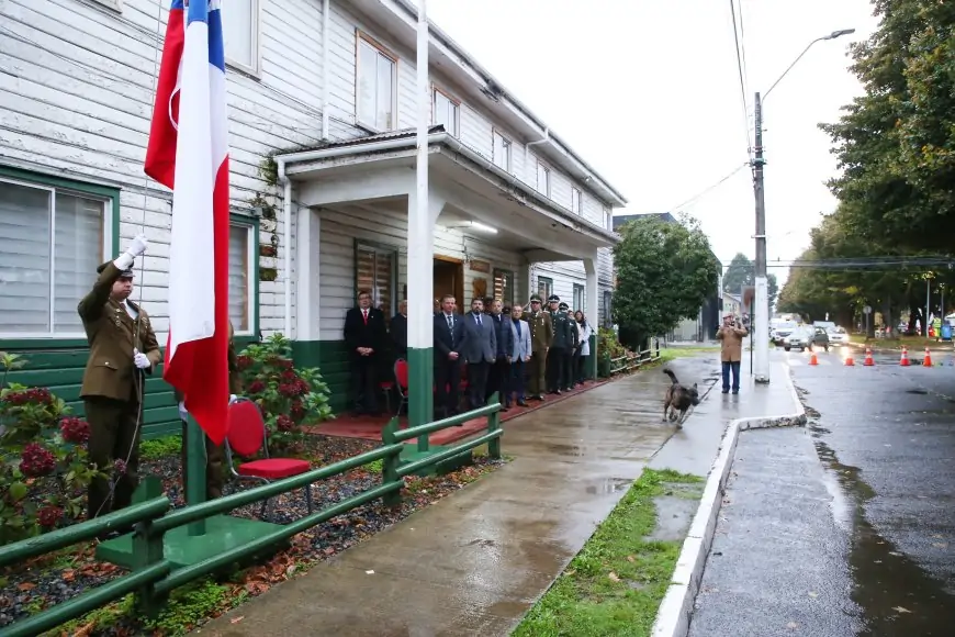 Alcalde de Río Bueno se compromete a trabajar por reposición del cuartel de Carabineros en aniversario: "Ya cumplió su ciclo de vida"