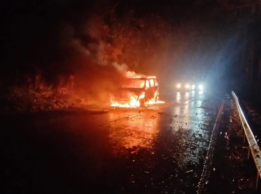 Vehículo se incendia en ruta T-85 a la altura del Puente Futangue: bomberos controla el siniestro sin lesionados