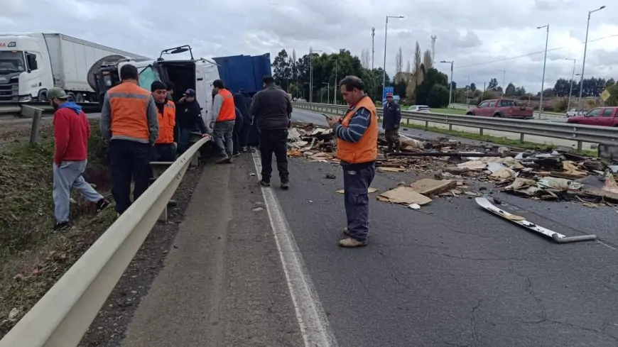 Una persona atrapada al volcar camión en Ruta 5 Sur, comuna de San Pablo