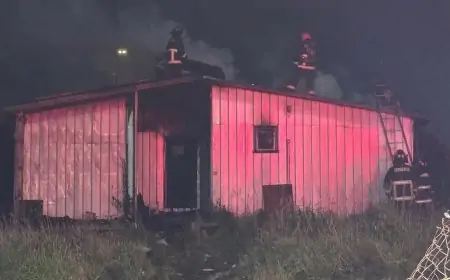 Dos personas fallecen en incendio estructural en calle Rucalin de Quellón durante la madrugada de este sábado
