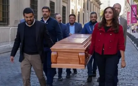 Alcalde de Independencia tilda de "patética" performance de sus pares opositores que llevaron un ataúd a La Moneda por recortes en salud