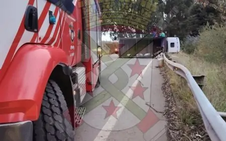 Bomberos de La Unión atiende volcamiento de camión en sector Trumao con una persona lesionada fuera del vehículo