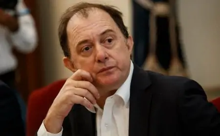 Ministro Poduje acusa "obstruccionismo" del Frente Amplio tras fallida exposición en Comisión de Vivienda y pide disculpas a contribuyentes en video difundido desde el Congreso