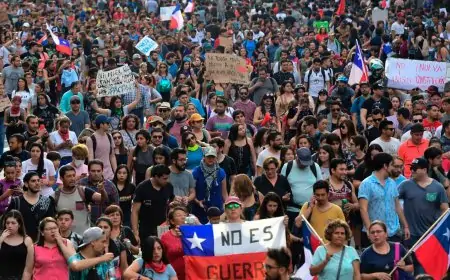 Fractura generacional en Chile: jóvenes apoyan protestas y adultos las rechazan según B&W