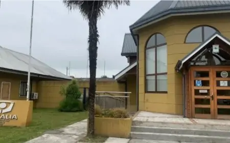 Hombre es retenido por vecinos en Rio Bueno tras quedar atrapado en recinto educativo y luego recibe una patada de desconocido