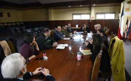 Delegada presidencial lidera comité policial en Los Ríos para revisar despliegue preventivo durante fin de semana y abordar violencia escolar