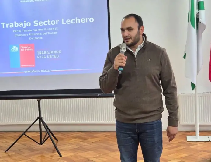 Delegado presidencial en Ranco participa en primera mesa de trabajo con lechería en La Unión