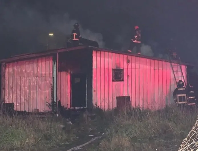 Dos personas fallecen en incendio estructural en calle Rucalin de Quellón durante la madrugada de este sábado