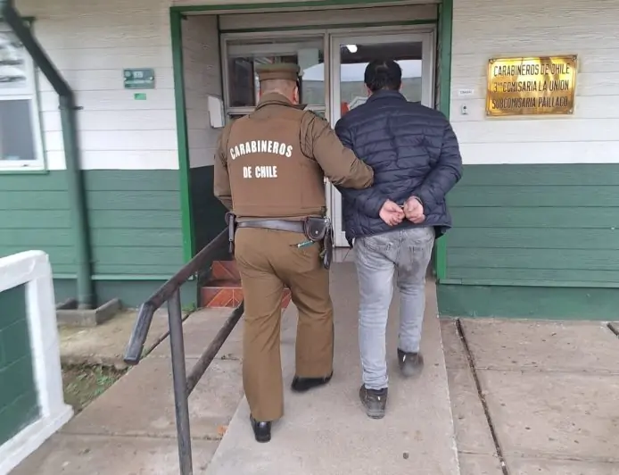 Rápida acción de Carabineros permite detener a sujeto por hurto en Paillaco antes que abandonara la comuna