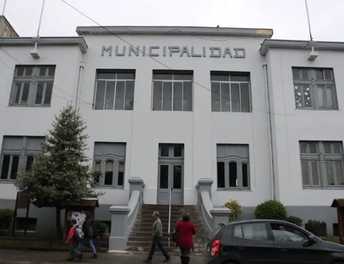 Municipalidad de La Unión entrega beca a 255 estudiantes tras polémica por listado que incluía beneficiarios de altos ingresos