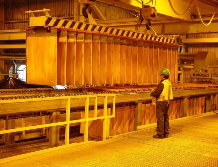 Cobre marca récord histórico mientras Codelco enfrenta escándalo por falsas metas 