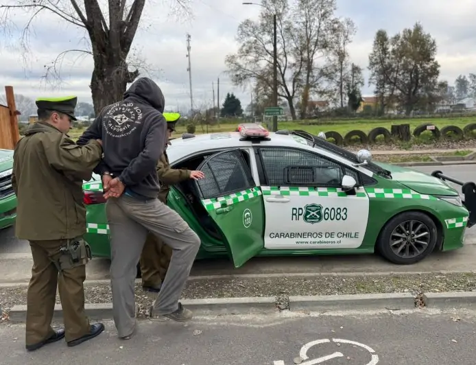 Cinco adultos son detenidos por Carabineros de Máfil tras frustrado robo en centro de acopio de Valdivia con seguimiento en Ruta 5 Sur