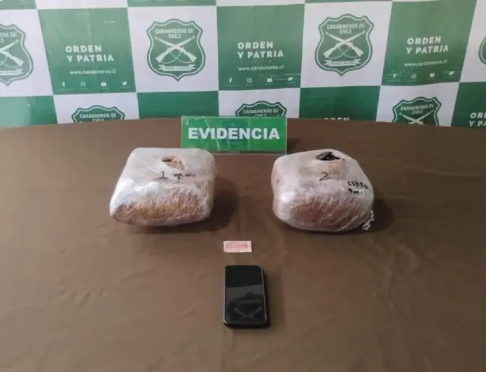 Carabineros OS7 Valdivia detiene a ciudadano colombiano con más de 2 kilos de marihuana en bus de la empresa Transantin en Lanco