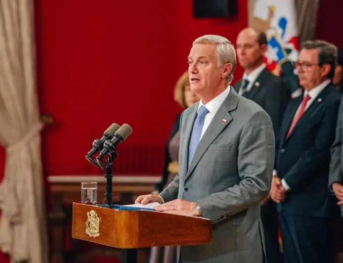 Encuesta B&W: 57% cree que Presidente Kast no ha cumplido expectativas y 58% exige mayor énfasis del gobierno en seguridad
