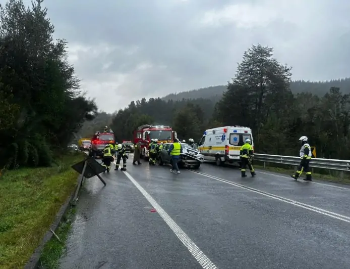 Dos personas lesionadas leves y tránsito interrumpido por colisión entre camión y vehículo menor en ruta T-206 Paillaco