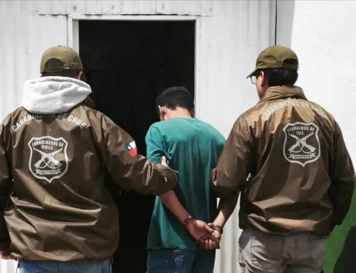 Dos prófugos son detenidos en Río Bueno por órdenes vigentes por microtráfico y porte de municiones