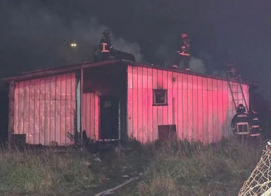 Dos personas fallecen en incendio estructural en calle Rucalin de Quellón durante la madrugada de este sábado