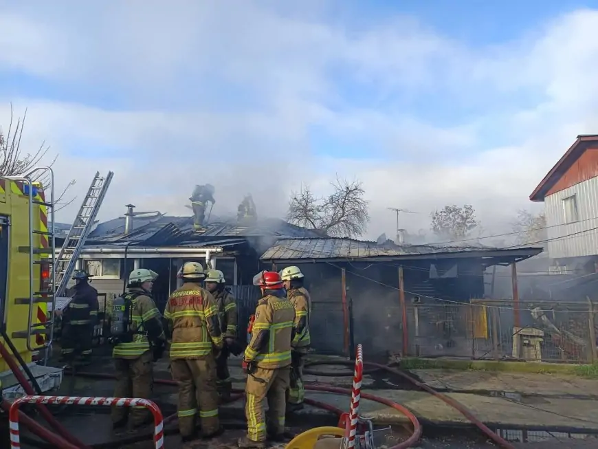 Incendio consume dos viviendas en calle Alonso de Ercilla de Río Bueno 