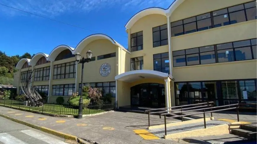 Siete docentes heridos y 14 estudiantes detenidos deja masiva pelea en Liceo La Asunción de Talcahuano